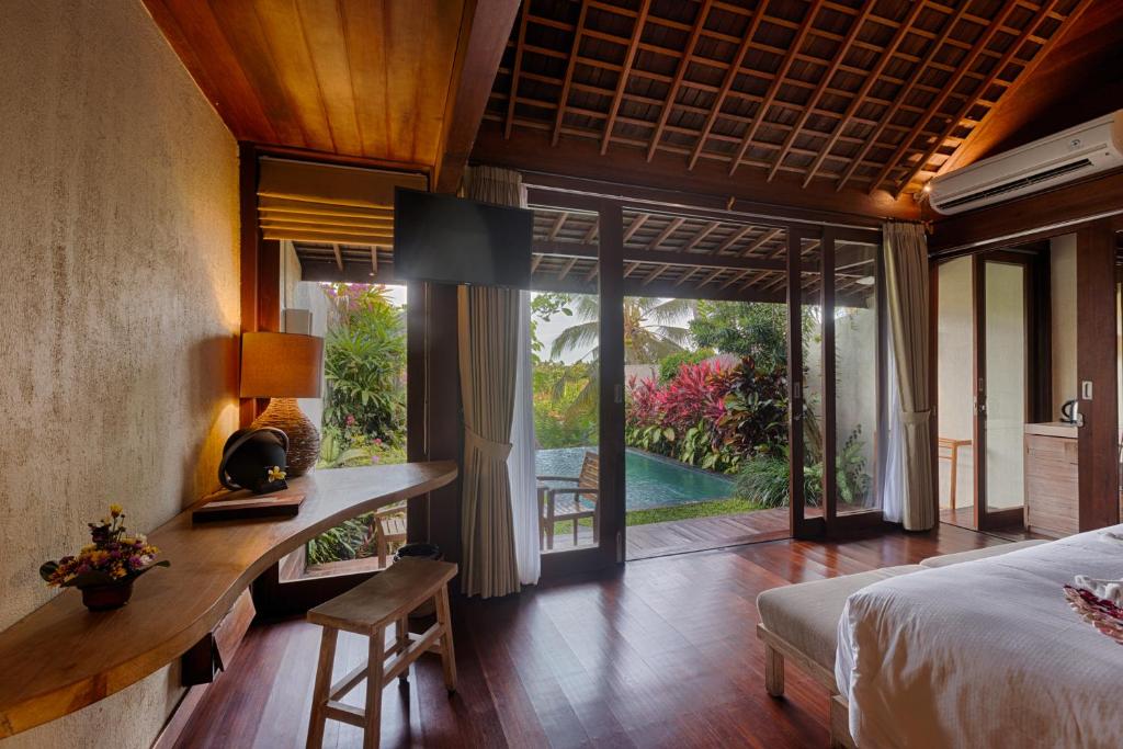 Postel nebo postele na pokoji v ubytování Ubud Padi Villas