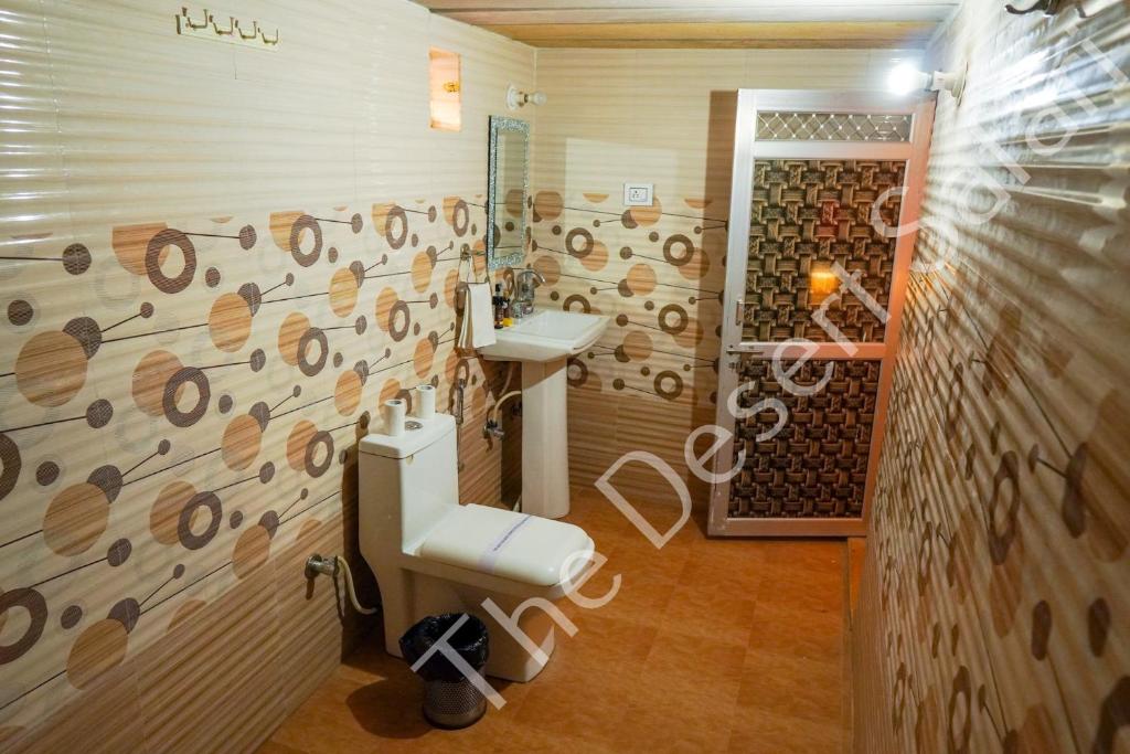 een badkamer met 2 wastafels en een houten muur bij The Desert Safari Jaisalmer in Sām