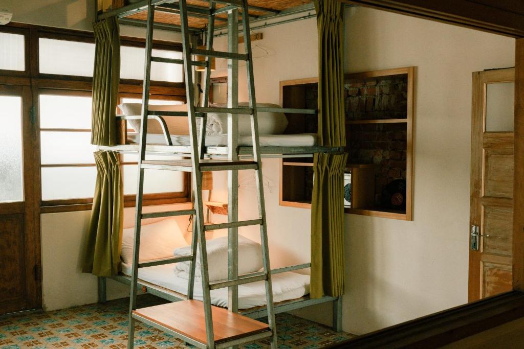Palanda nebo palandy na pokoji v ubytování 365.Hostel