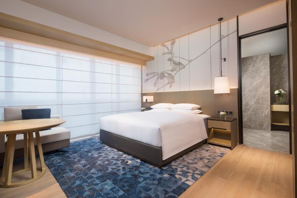 Postel nebo postele na pokoji v ubytování Courtyard by Marriott Shanghai Hongqiao