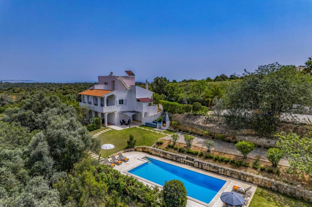 an aerial view of a villa with a swimming pool at Villa Alfarrobeira by Villa Plus in Lagoa