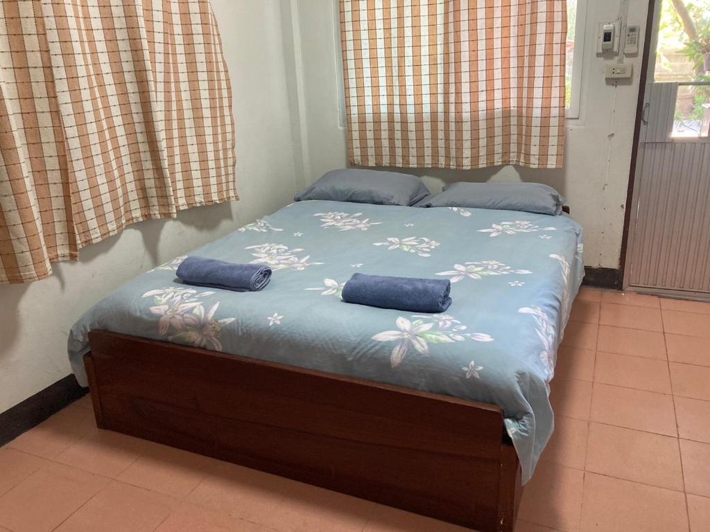 Postel nebo postele na pokoji v ubytování Pimpa House พิมพาเฮาส์