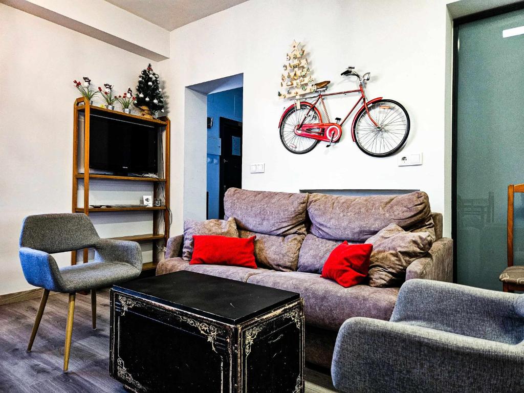 レオンにあるOak House Oakplacescomのリビングルーム(ソファ付)、壁に自転車が備わります。