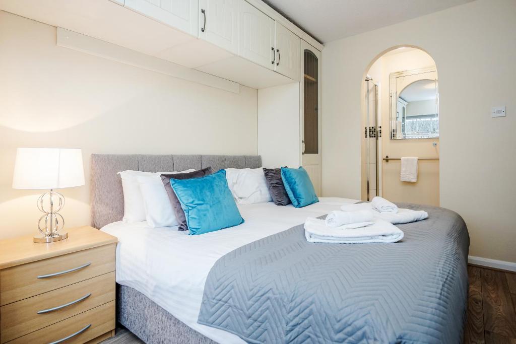 4 Bedroom Family House with Parking and Garden, Maidenhead (updated