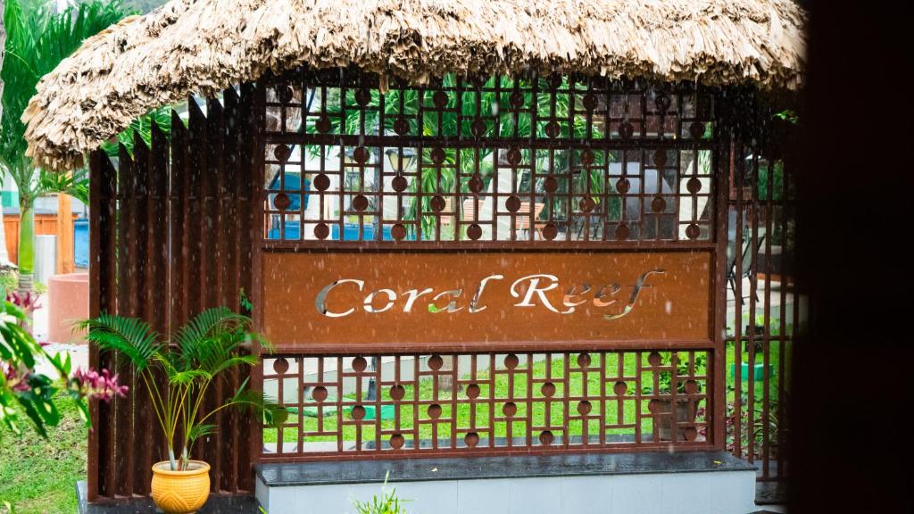 Una puerta con un montón de botellas. en Coral Reef Resort & Spa, Havelock, en Isla Havelock