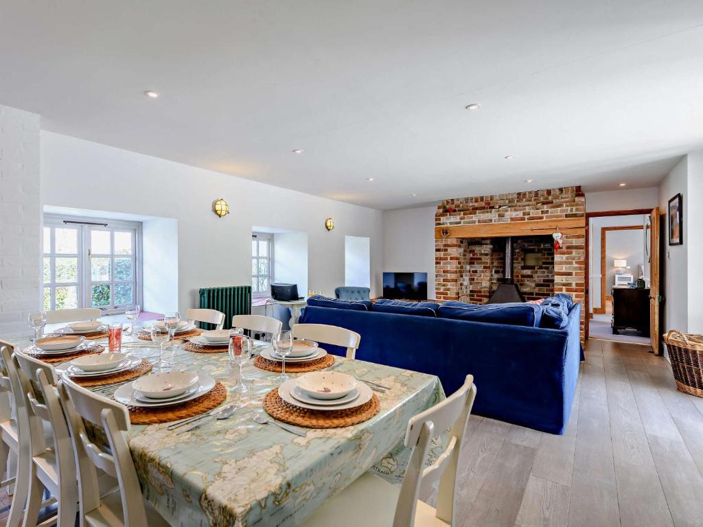 uma sala de estar com uma mesa e um sofá azul em 4 Bed in Lulworth Cove DC176 em West Lulworth