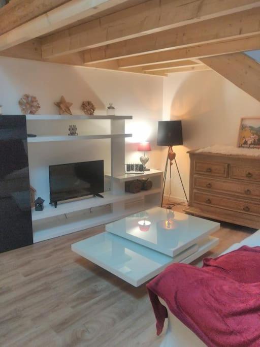 un salon avec une table basse et une cheminée dans l'établissement Lés clés du Revard 4 couchages, à Trévignin