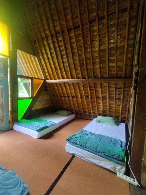 Postel nebo postele na pokoji v ubytování Kebun Hanoman Villa