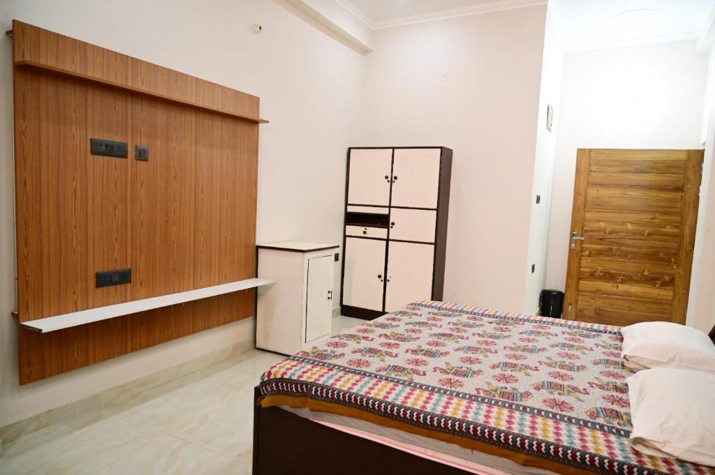 Postel nebo postele na pokoji v ubytování Surendra Villa Home Stay