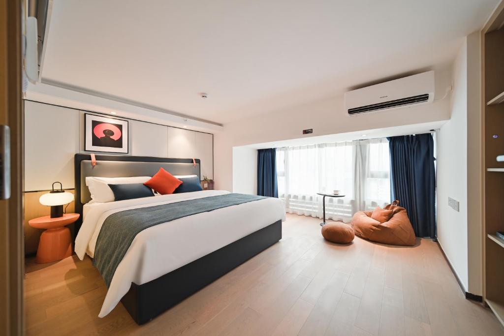 Postel nebo postele na pokoji v ubytování Livetour Hotel HaiZhu YiJing Road Metro Guangzhou