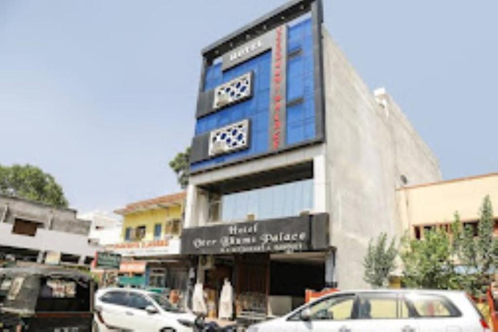 un edificio con coches estacionados frente a él en HOTEL VEER BHUMI PALACE Jhansi, en v