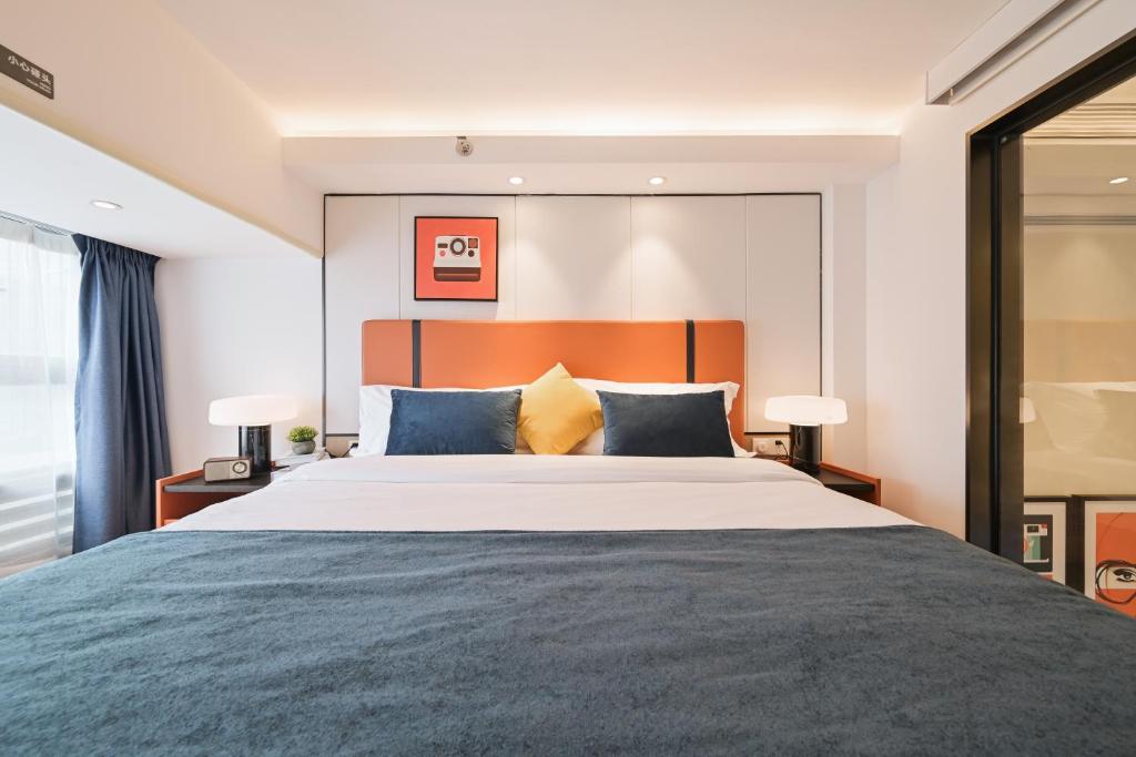 Postel nebo postele na pokoji v ubytování Livetour Hotel HaiZhu YiJing Road Metro Guangzhou