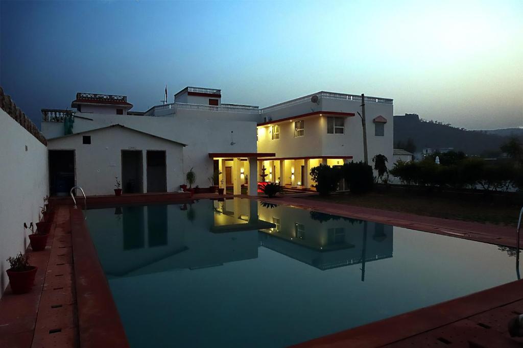 una casa con piscina frente a ella en The Vanashva, en Tehla
