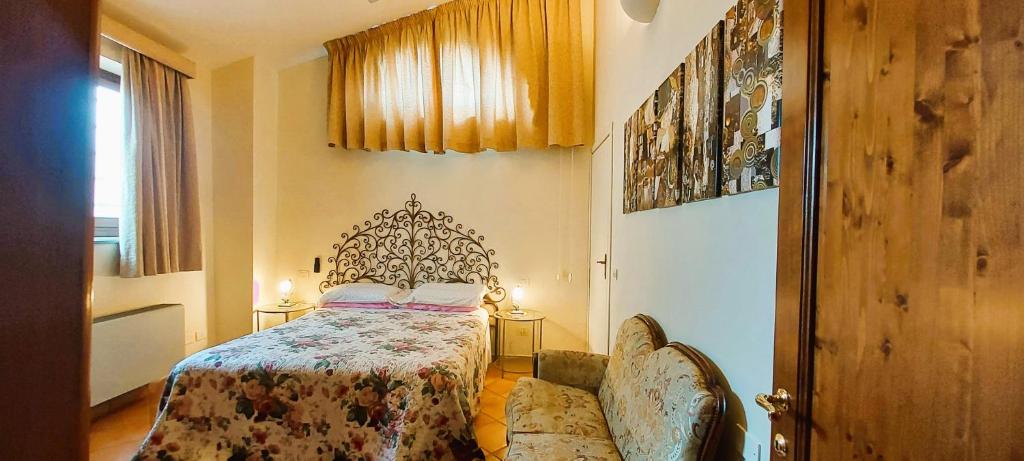 um quarto com uma cama e um sofá em Le Civette Country Resort em Bagno a Ripoli