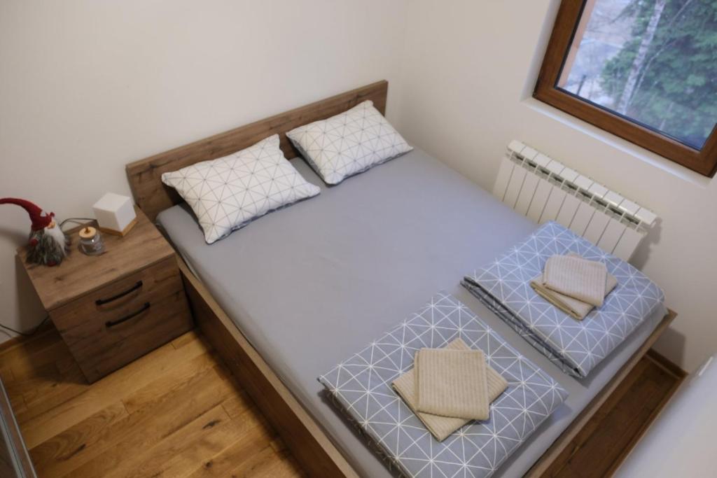 Cette chambre offre une vue de tête sur un lit. dans l'établissement Apartman Irvas Zlatibor, à Zlatibor