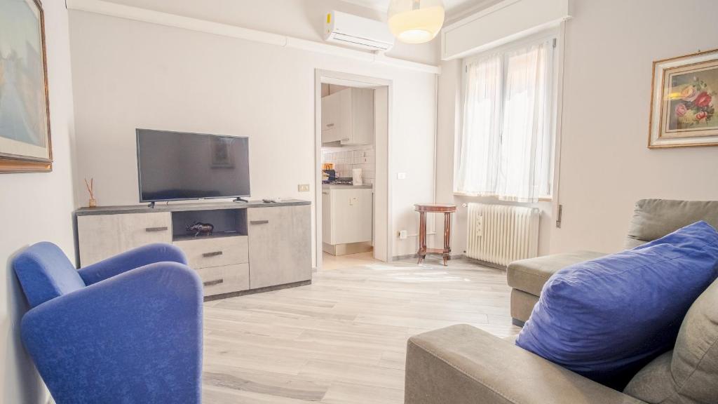 een woonkamer met een bank en een tv bij La Bella Galeazzi - Italian Homing in Sirmione