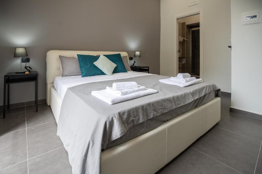 Posteľ alebo postele v izbe v ubytovaní Doria Suites Napoli