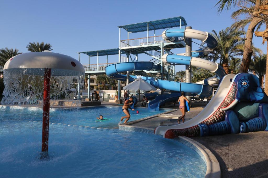 um parque aquático com pessoas a brincar no escorrega aquático em hurghada - chalet - em Hurghada