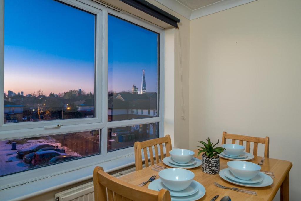 comedor con mesa y ventana grande en Cozy Apartment in Greater London – 1BR,1 Bath, en Londres