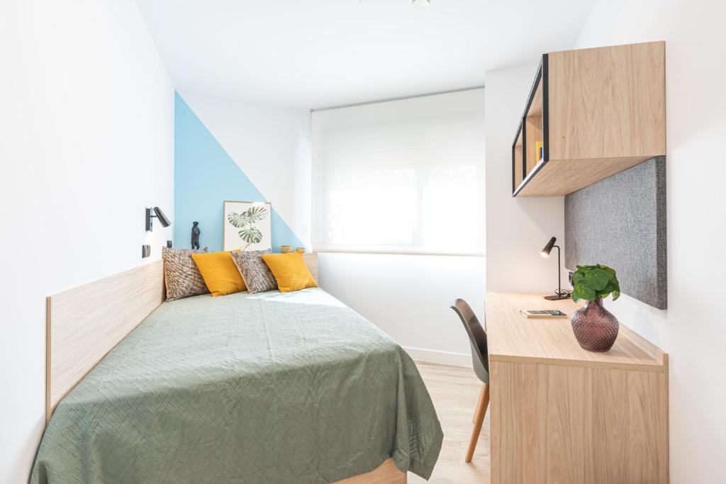a bedroom with a bed and a desk at micampus Salamanca in Salamanca