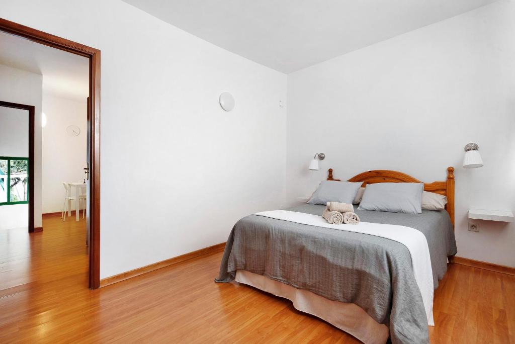 een slaapkamer met een bed en een grote spiegel bij Apartamento Aka in La Orotava