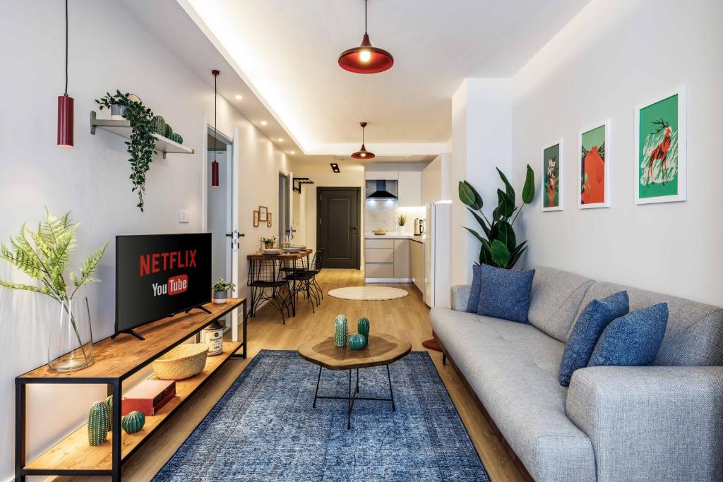 uma sala de estar com um sofá e uma mesa em Monnas Suite em Istambul