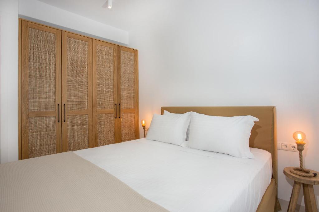 Postel nebo postele na pokoji v ubytování Onar Villas Skyros