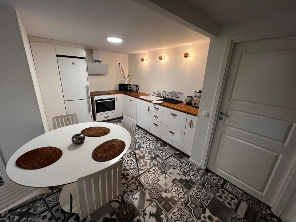 Kuchyň nebo kuchyňský kout v ubytování Apartment in Simontorp