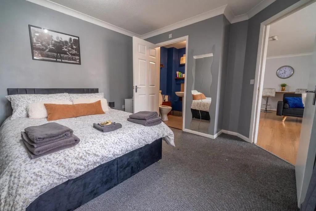 sypialnia z łóżkiem z dwoma ręcznikami w obiekcie Pass the Keys Central Nottingham flat for up to 4 guests w Nottingham