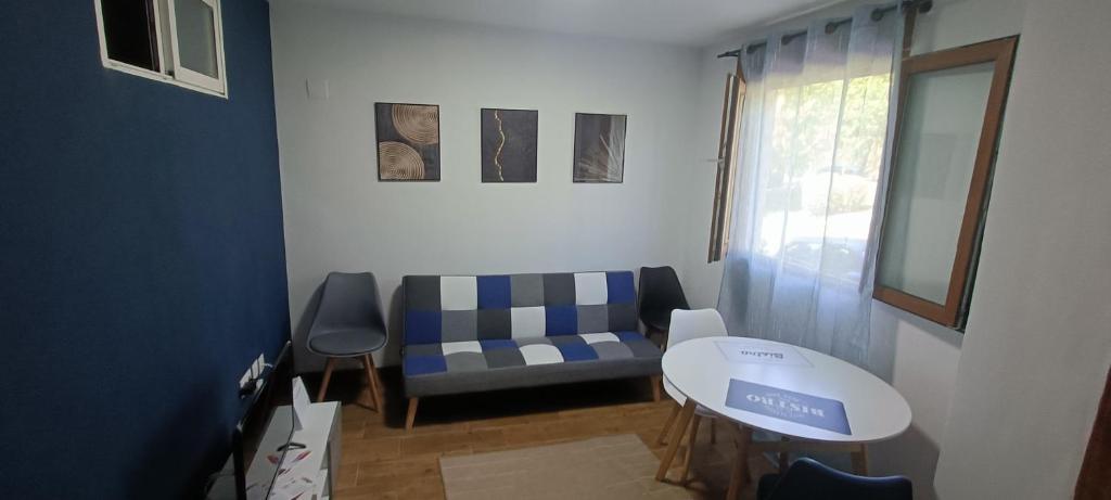 a living room with a couch and a table at Apartamento Puente Romano in Salamanca