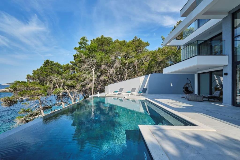 Πισίνα στο ή κοντά στο Fabulous Villa Sansarea with a pool near the sea