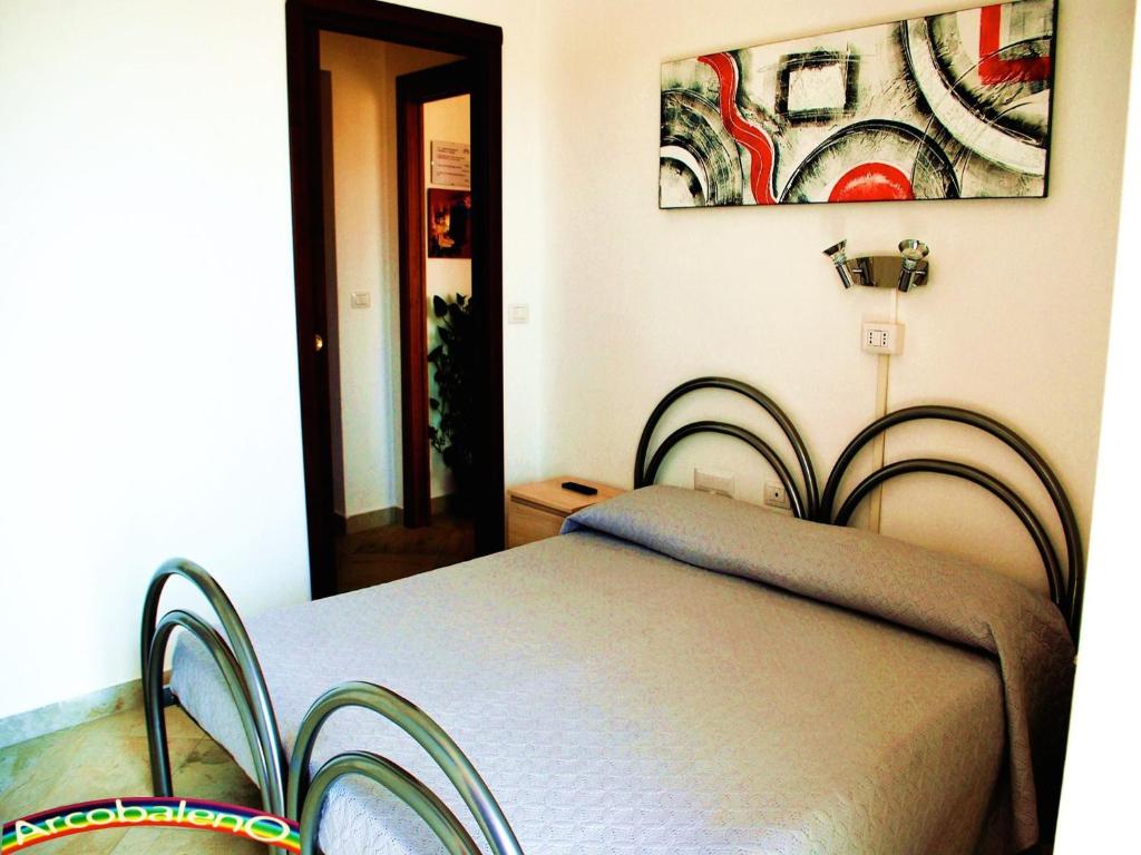 ein Schlafzimmer mit einem Bett und einem Wandgemälde in der Unterkunft Il Nuovo Arcobaleno in Alghero