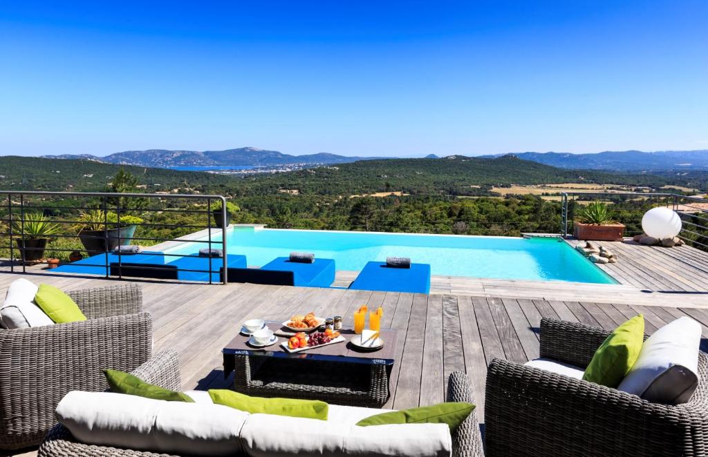 Cette villa offre une vue sur la piscine. dans l'établissement Villa Fiorella, à Porto-Vecchio