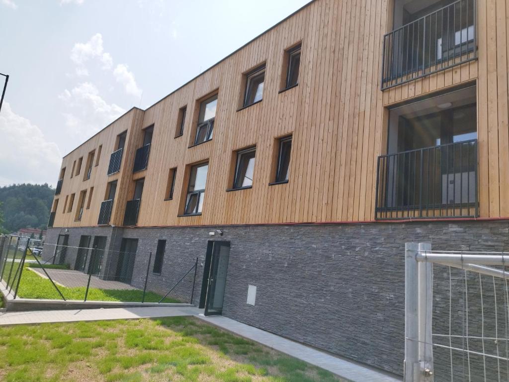 un bâtiment avec une porte verte sur son côté dans l'établissement APARTMÁN KRISTÝNA, à Svoboda nad Úpou