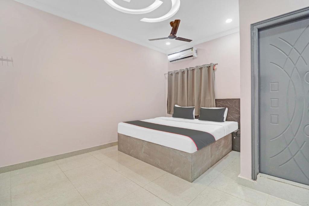 1 dormitorio con cama y ventana en Collection O Hotel Chirag StayÃƒÂ©Ã‹â€ Ã‚Â¥ÃƒÂ¦Ã‚ÂªÃ…Â¡, en Hyderabad