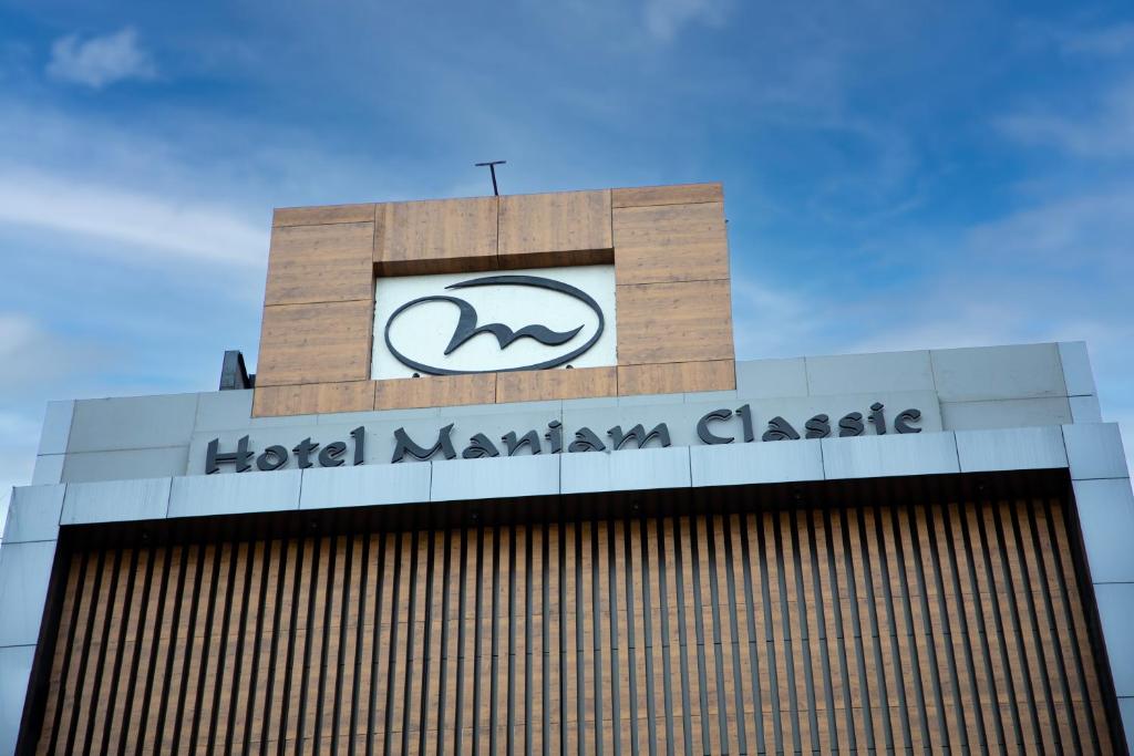 蒂魯普的住宿－Hotel Maniam Classic West Wing，酒店顶部的标志牌上最经典的