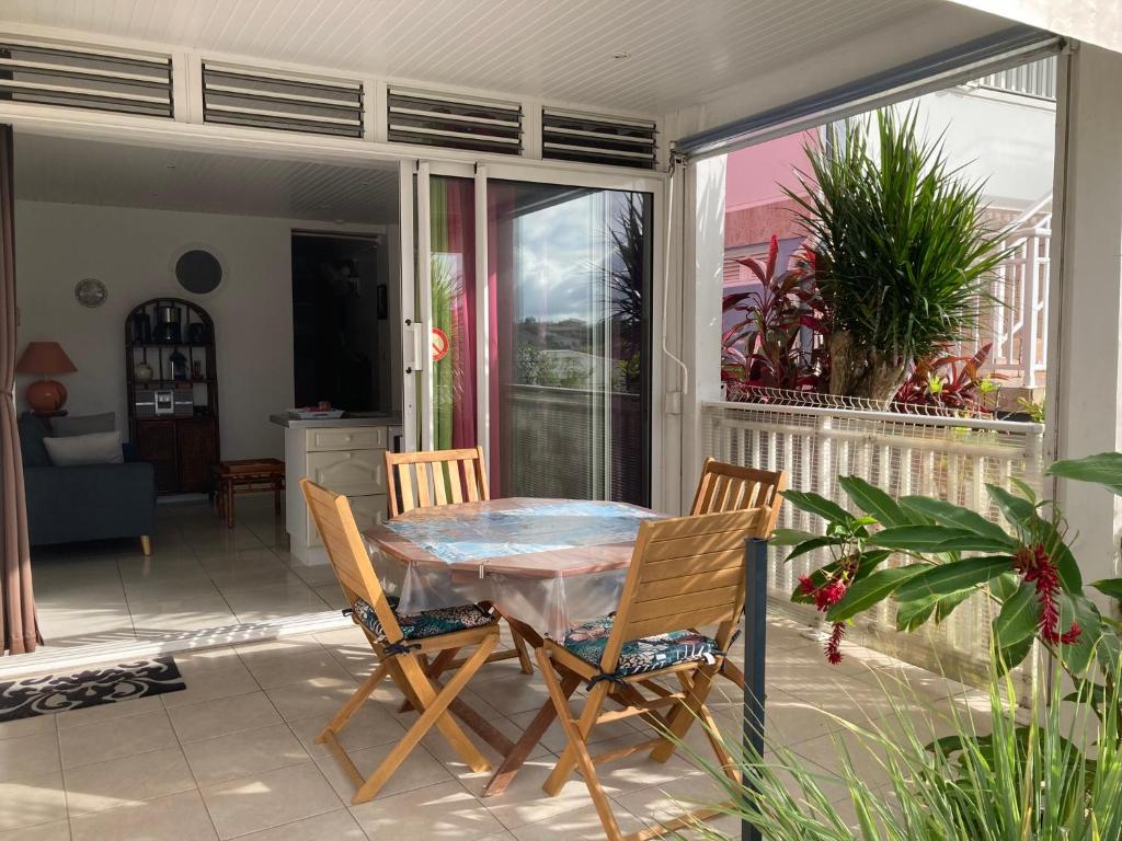 Balkón nebo terasa v ubytování APPARTEMENT COSY TERRASSE VUE MER - TROIS ÎLETS