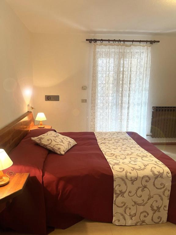 - une chambre avec un grand lit et une fenêtre dans l'établissement HOTEL DU SOLEIL, à Torgnon