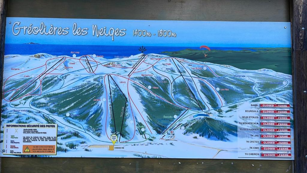 een schilderij van een berg met sneeuw erop bij Lylou in Gréolières