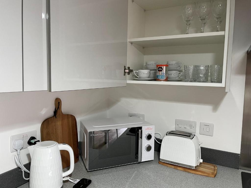 a kitchen with a microwave and a toaster oven at Urban 2 Bedroom with Parking in West Bromwich