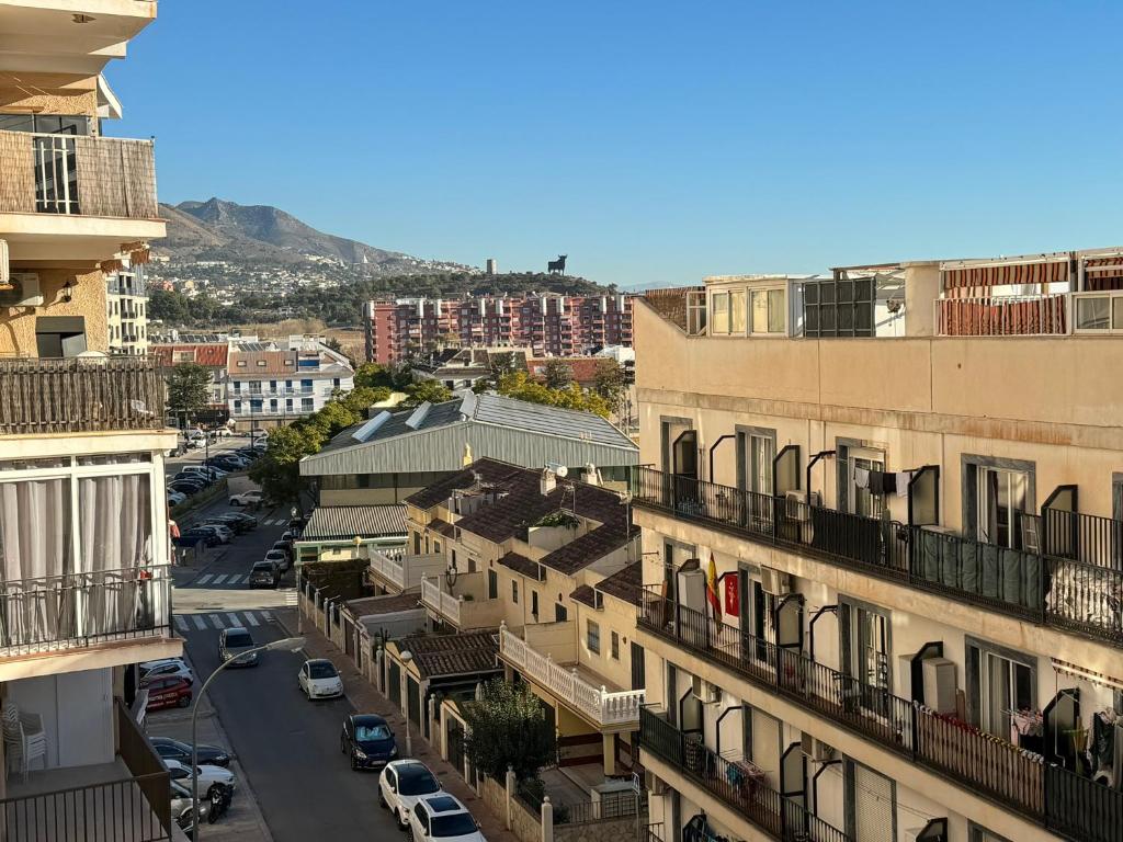 une vue aérienne sur une rue de la ville avec des bâtiments dans l'établissement Nina's crib 2BR flat in Boliches, à Fuengirola