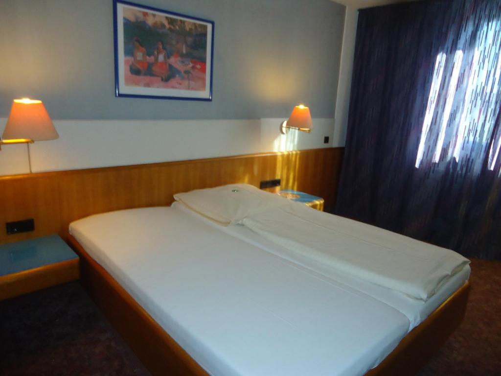 enjoyHotel garni Korntal Stuttgart b&b Parkplatz Sprinter Penny eTank - Single Room With Shower