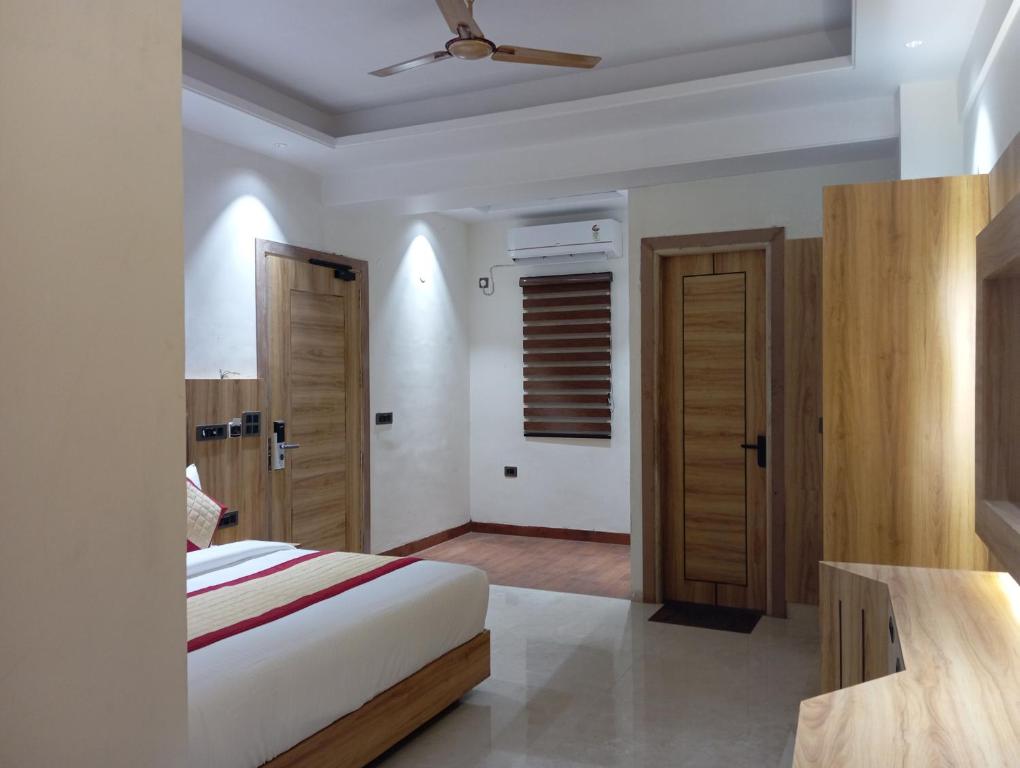Postel nebo postele na pokoji v ubytování Masaga by Qcent, Gurugram