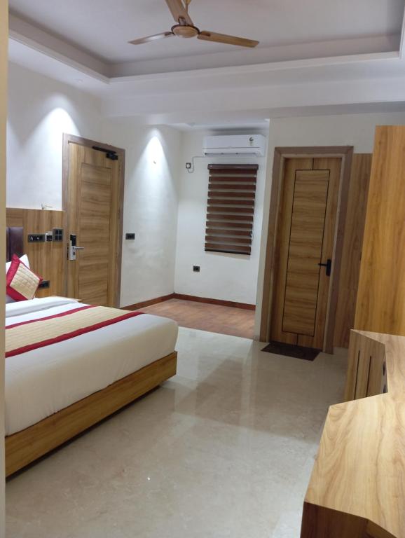 Postel nebo postele na pokoji v ubytování Masaga by Qcent, Gurugram
