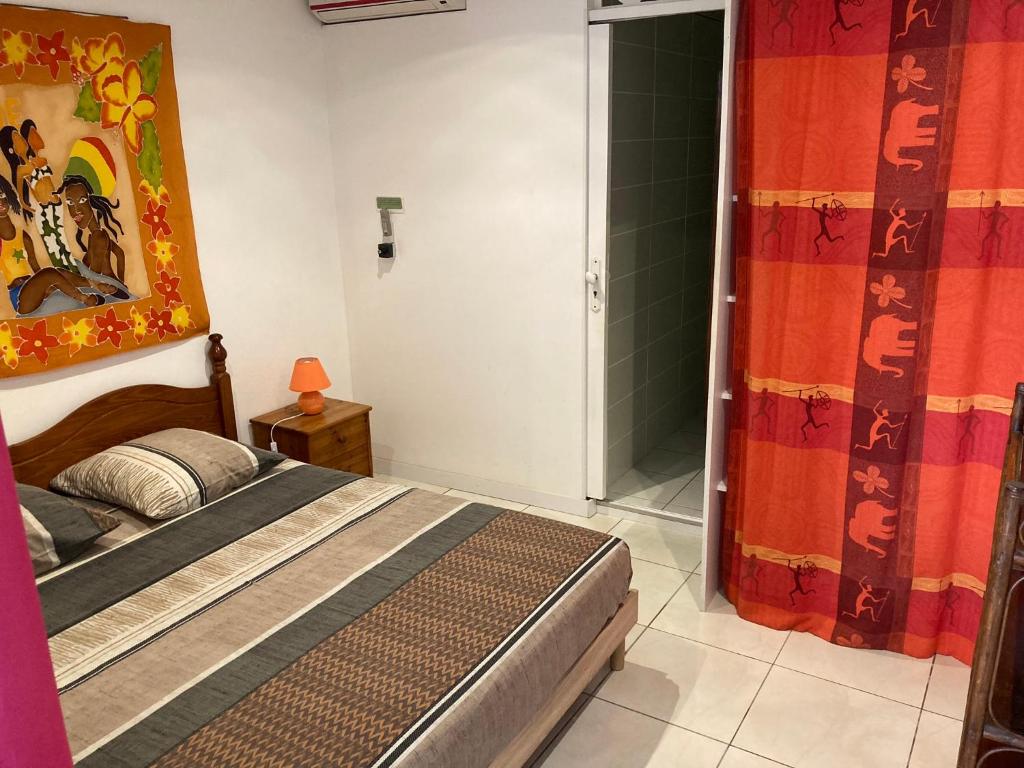 Postel nebo postele na pokoji v ubytování APPARTEMENT COSY TERRASSE VUE MER - TROIS ÎLETS