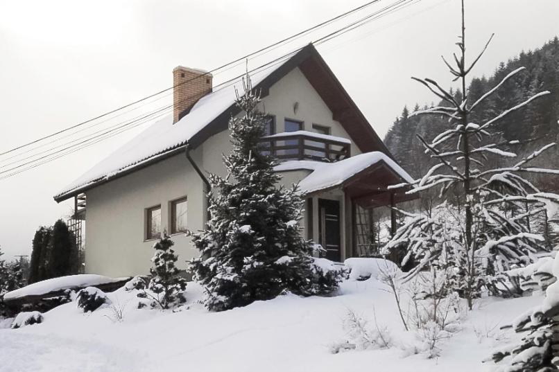 Dom wśród Modrzewi a l'hivern