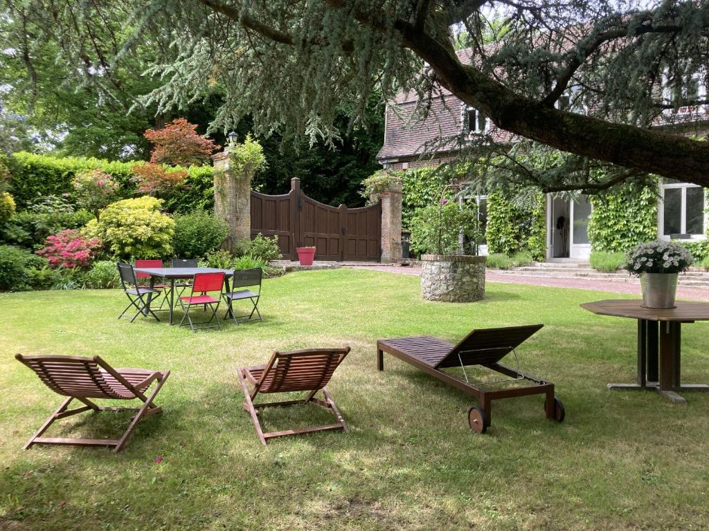 a group of chairs and tables in a yard at Petite Source in Varengeville-sur-Mer