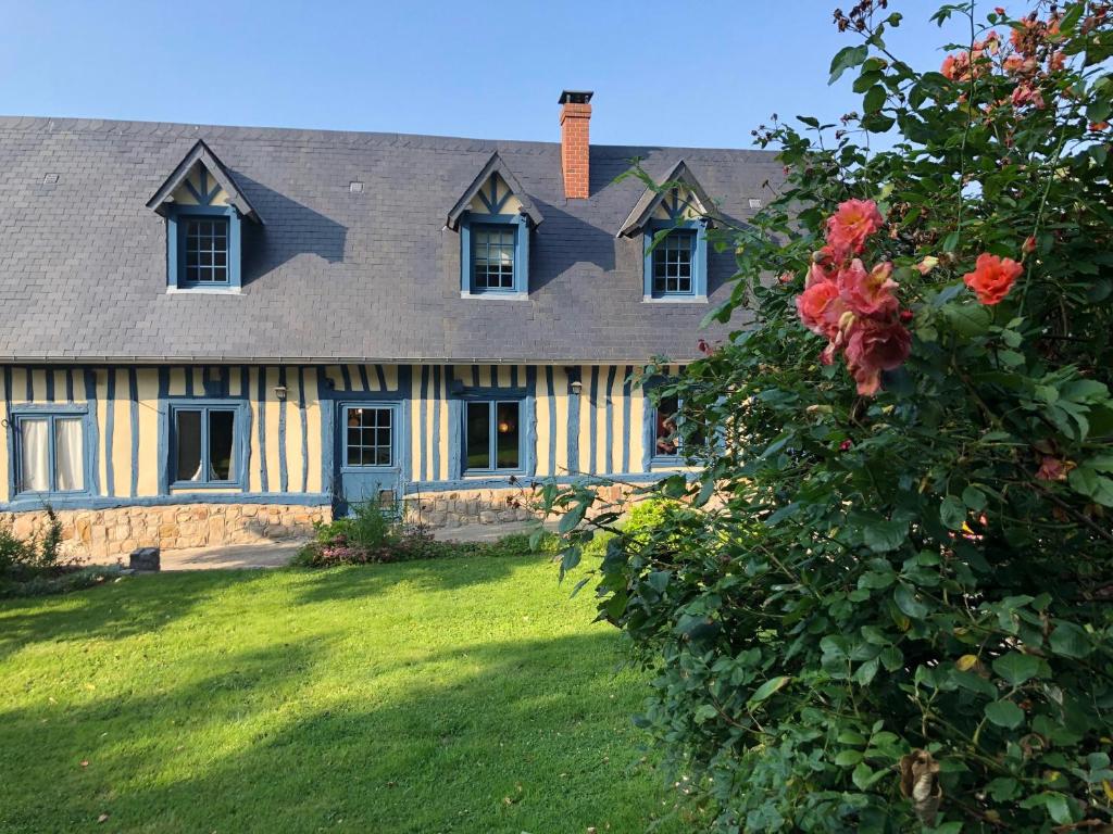 ein Haus mit einem Garten mit blühendem Busch in der Unterkunft Maison de Suzon 