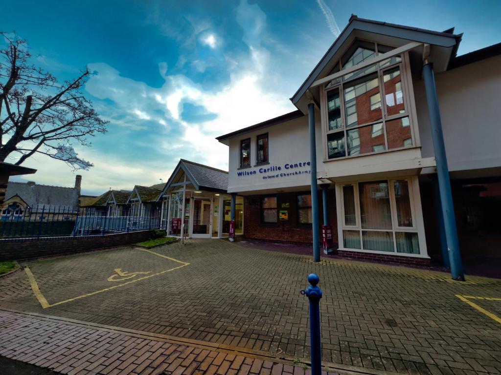 um edifício com um pátio de tijolos em frente em Wilson Carlile Centre em Sheffield