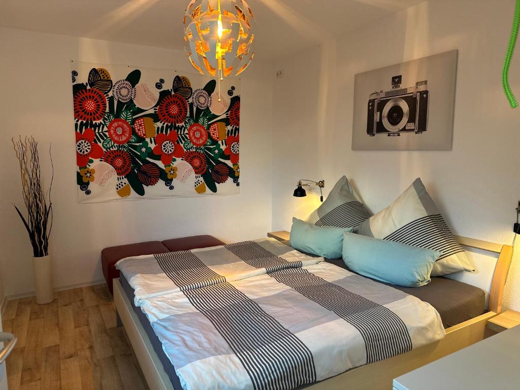 Schlafzimmer mit einem Bett mit Wandgemälde in der Unterkunft Moderne Ferienwohnung mit Retro-Charme in Wülfrath